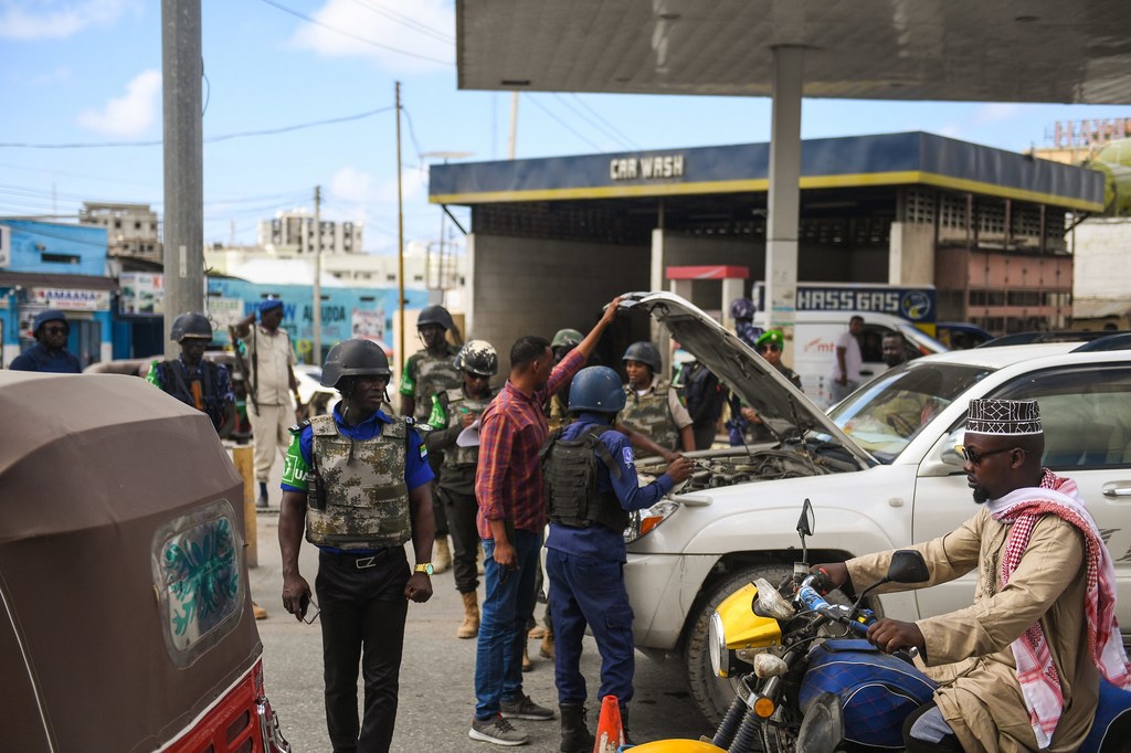 Des policiers servant dans le cadre de la Mission de transition de l'Union africaine en Somalie (ATMIS) et de la police somalienne patrouillent dans une rue pour assurer la sécurité des civils pendant le mois du Ramadan à Mogadiscio, en Somalie, en mars …