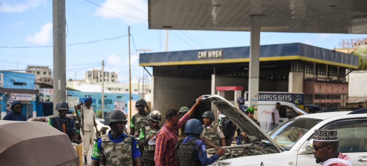 在索马里摩加迪沙，非索过渡团警察与索马里警察部队在斋月期间上街巡逻，以确保平民的安全。（2023年3月29日图片）