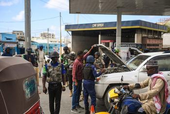 在索马里摩加迪沙，非索过渡团警察与索马里警察部队在斋月期间上街巡逻，以确保平民的安全。（2023年3月29日图片）