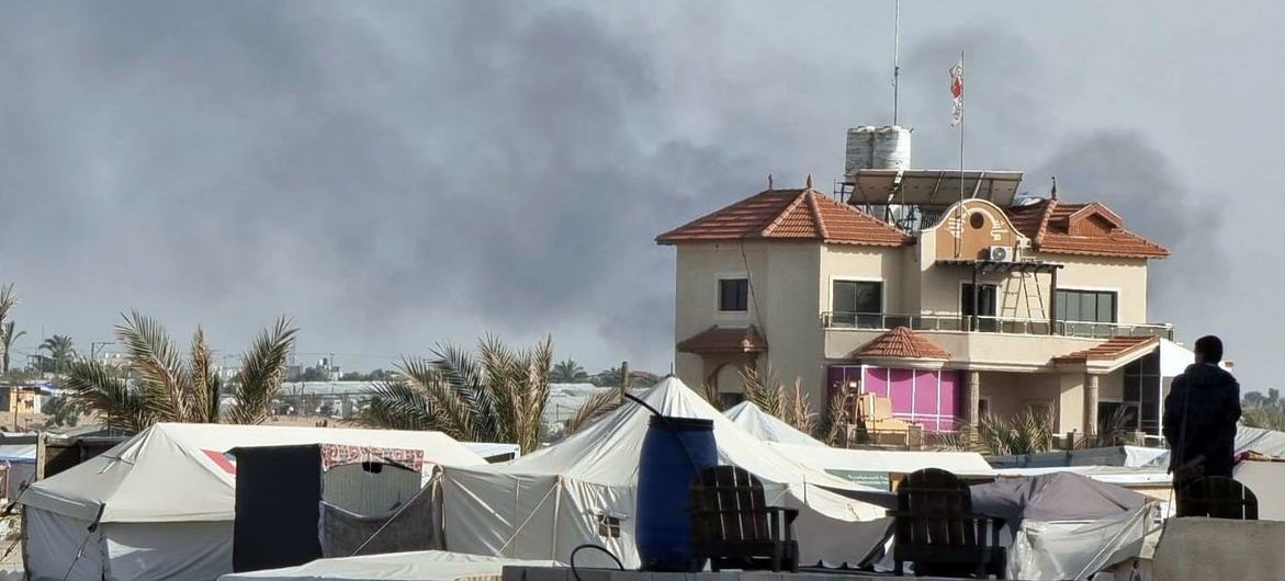 Desde Mawasi-Rafah, al oeste de Rafah, se puede ver el humo de las bombas lanzadas por Israel a esa ciudad del sur de Gaza.