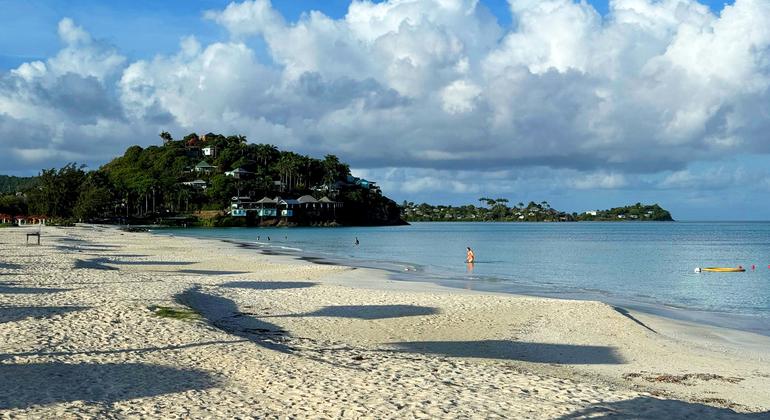 Vista de Jolly Beach, em Antígua e Barbuda, sede da quarta Conferência Internacional sobre Pequenos Estados Insulares em Desenvolvimento (SIDS4).