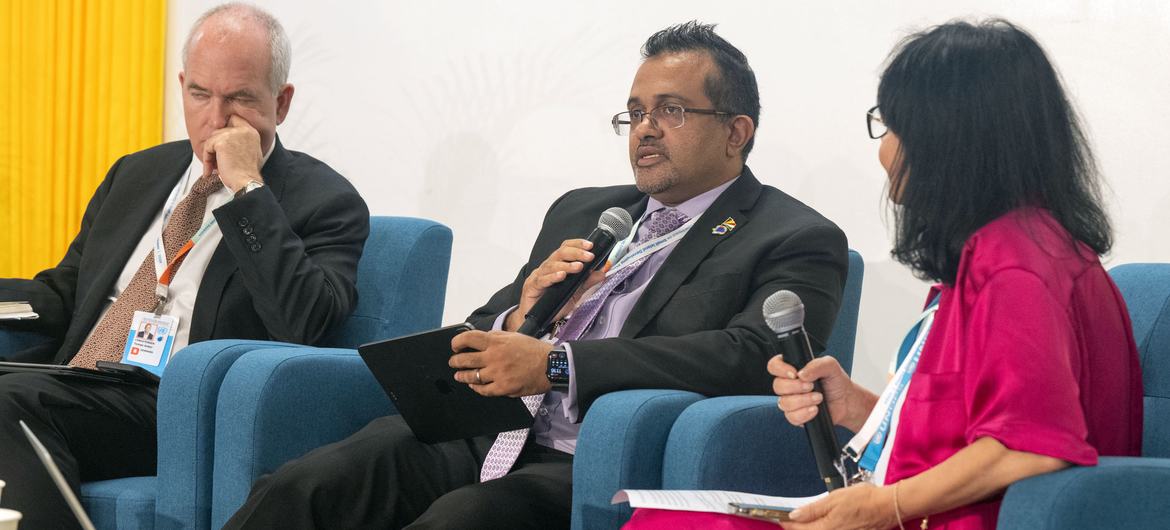 El ministro de Finanzas, Planificación Económica y Comercio de Seychelles, Naadir Hassan, interviene en el Diálogo Interactivo sobre la puesta en marcha de la financiación de la lucha contra el cambio climático durante la Cuarta Conferencia Internacional…