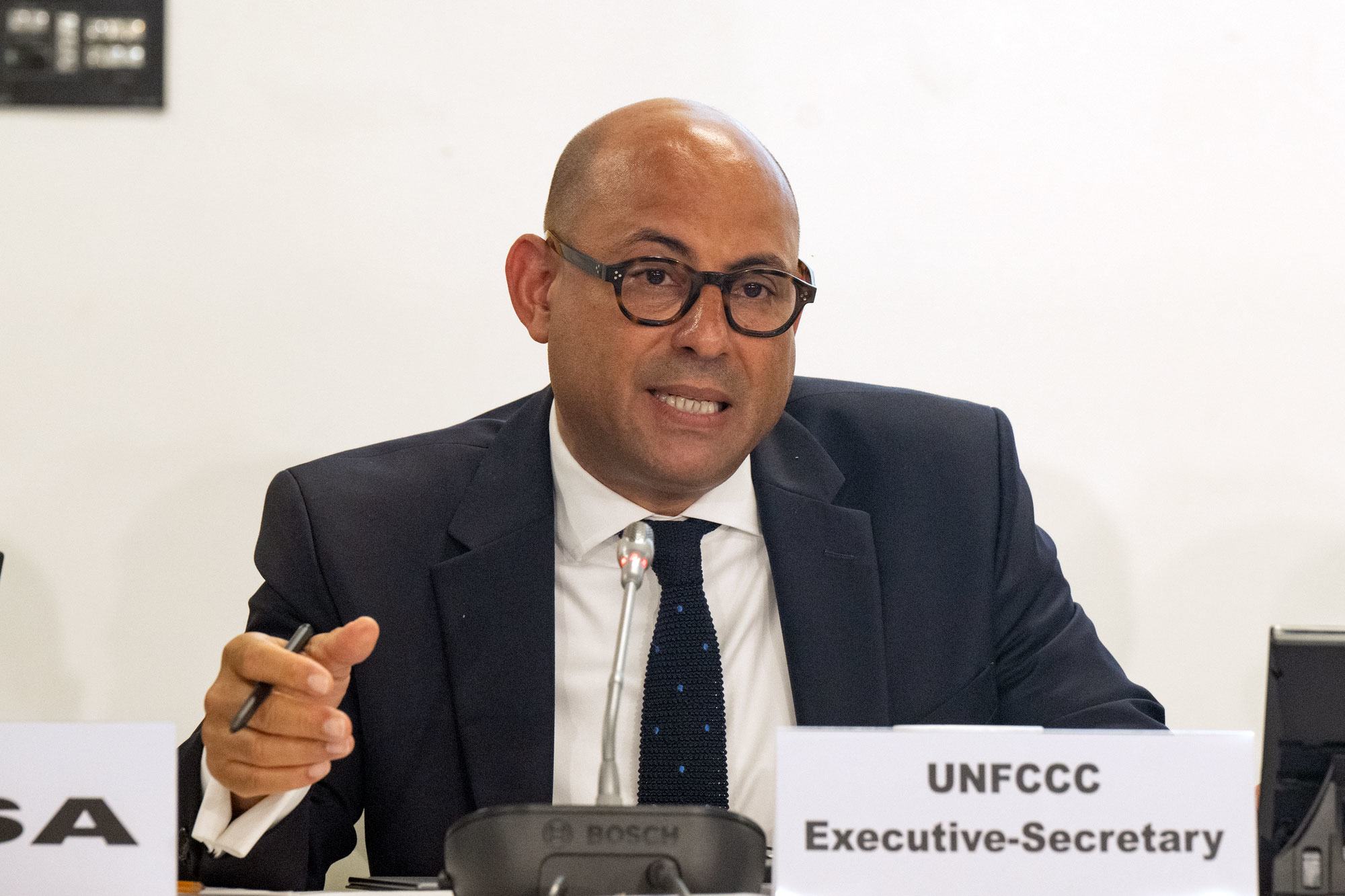 UNFCCC کے ایگزیکٹو سکریٹری سائمن اسٹیل چھوٹے جزیرے کی ترقی پذیر ریاستوں کے لیے موسمیاتی مالیات پر ایک کانفرنس سے خطاب کر رہے ہیں۔