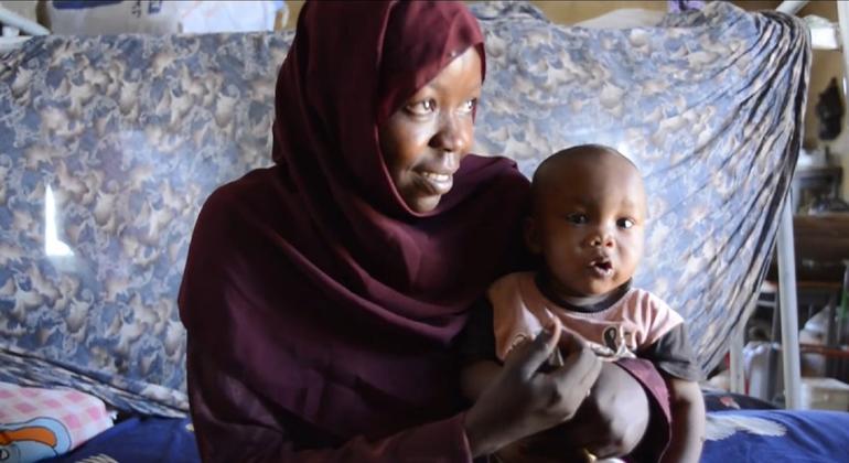 Una refugiada sudanesa, Sara (con su hijo), que dio a luz sola sin asistencia médica.