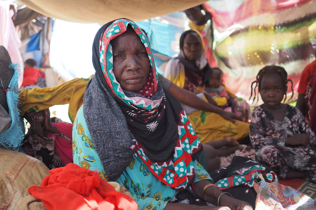 Des réfugiés soudanais vivent dans des abris de fortune dans la ville frontalière d'Adre, après avoir fui vers le Tchad en raison de la violence et de la faim.