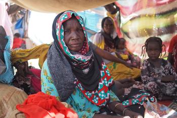 سوڈان سے چاڈ پہنچنے والے لوگ عارضی پناہ گاہوں میں مقیم ہیں۔