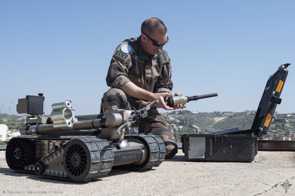 L’adjudant-chef Bogdan, chef d’équipe de neutralisation des explosifs (EOD) au sein de la Force Commandement Réserve de la FINUL, entretient méticuleusement le matériel de déminage.