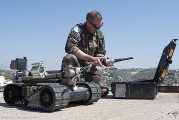 L’adjudant-chef Bogdan, chef d’équipe de neutralisation des explosifs (EOD) au sein de la Force Commandement Réserve de la FINUL, entretient méticuleusement le matériel de déminage.