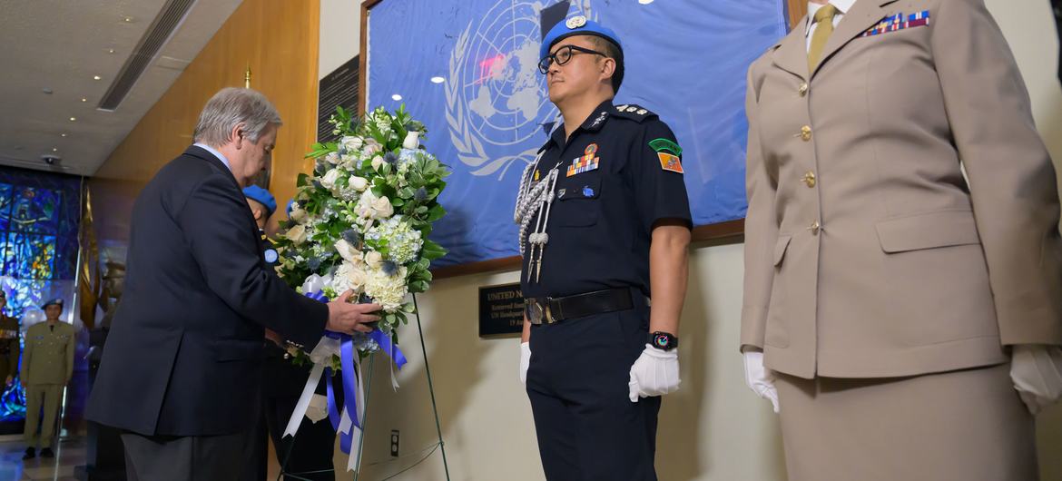 El Secretario General António Guterres coloca una corona floral en honor a los cascos azules caídos con motivo del Día Internacional del Personal de Paz.