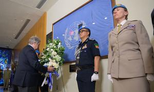 El Secretario General António Guterres coloca una corona floral en honor a los cascos azules caídos con motivo del Día Internacional del Personal de Paz.