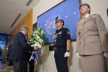 El Secretario General António Guterres coloca una corona floral en honor a los cascos azules caídos con motivo del Día Internacional del Personal de Paz.