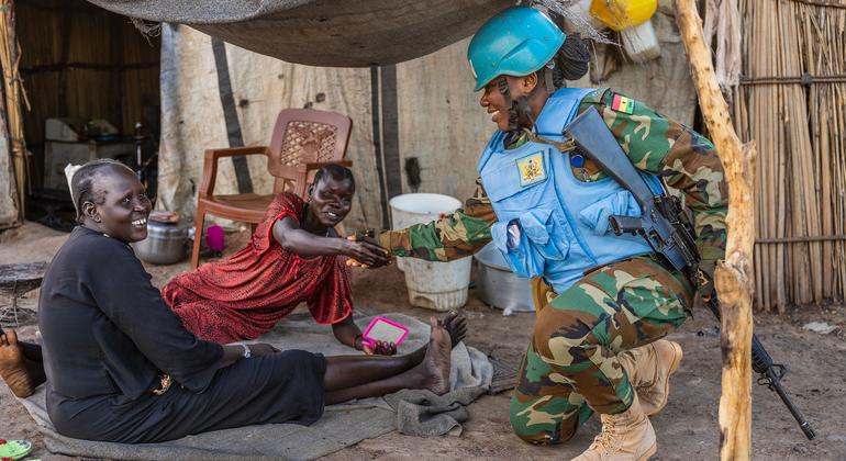 جندية حفظ سلام غانية تعمل مع بعثة الأمم المتحدة في جنوب السودان تتفاعل مع النازحين داخليا في مخيم في بانتيو أثناء الدورية. جندية حفظ سلام غانية تعمل مع بعثة الأمم المتحدة في جنوب السودان تتفاعل مع النازحين داخليا في مخيم في بانتيو أثناء الدورية.