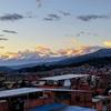Vista de la ciudad de Huaraz con la Cordillera Blanca nevada al atardecer.