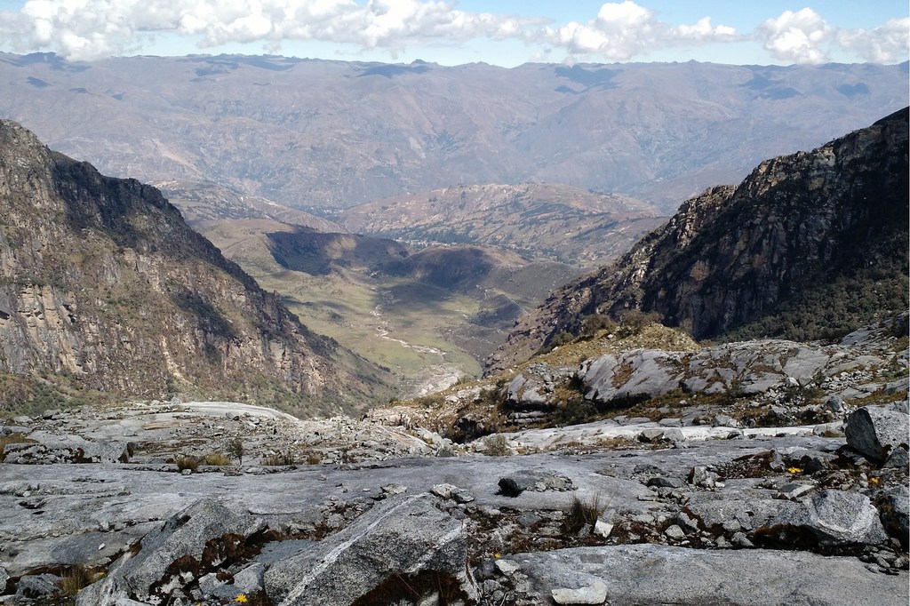 Vue depuis la digue de la Laguna 513 vers le fond de la vallée où se trouve la ville de Carhuaz, au Pérou.