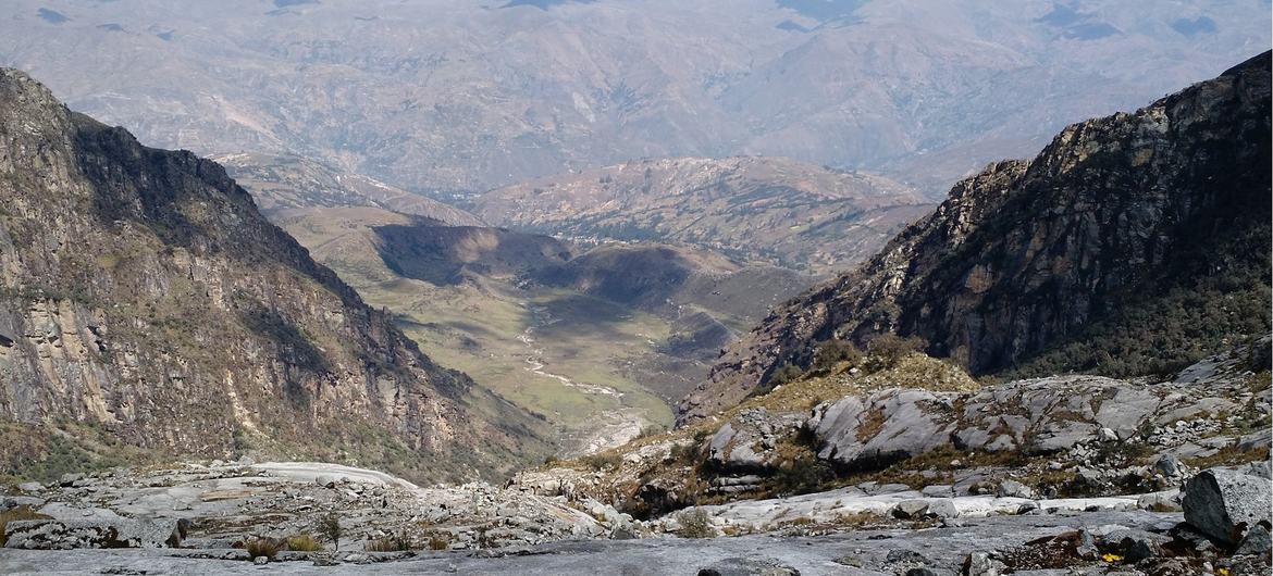 Vista desde el dique de la Laguna 513 hacia el fondo del valle donde se encuentra la ciudad de Carhuaz, Perú. Vista desde el dique de la Laguna 513 hacia el fondo del valle donde se encuentra la ciudad de Carhuaz, Perú.