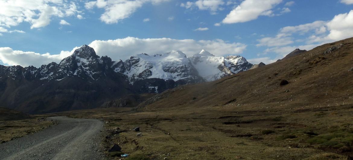 Paisajes alrededor del Glaciar Pastoruri, el que más ha retrocedido en los últimos 40 años en la Cordillera Blanca, Perú. Paisajes alrededor del Glaciar Pastoruri, el que más ha retrocedido en los últimos 40 años en la Cordillera Blanca, Perú.