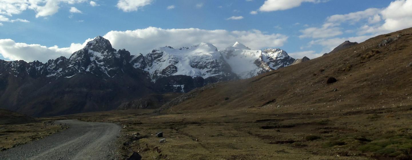 Paysages autour du glacier Pastoruri, qui a le plus reculé au cours des 40 dernières années dans la Cordillère Blanche, au Pérou.