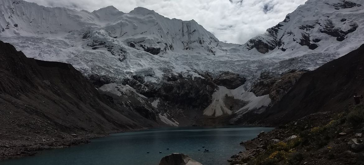Laguna en la Cordillera Blanca, Perú, país donde se han identificado 528 lagunas con riesgo de desborde. Laguna en la Cordillera Blanca, Perú, país donde se han identificado 528 lagunas con riesgo de desborde.