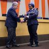 Katibu Mkuu UN António Guterres akimkabidhi Zainab Gbla nishani ya Dag Hammarskjöld katika hafla ya utoaji tuzo mjini New York.