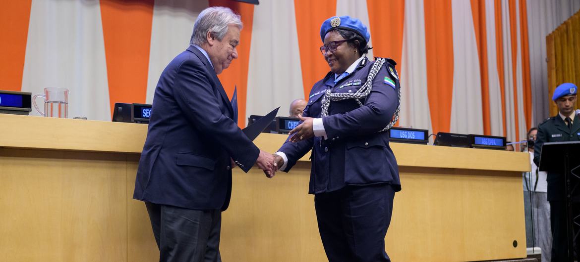 Katibu Mkuu António Guterres (kushoto) akikabidhi Tuzo ya Afisa Polisi Mwanamke Bora wa Umoja wa Mataifa kwa Kamishna Zainab Gbla wa Sierra Leone. (Maktaba)