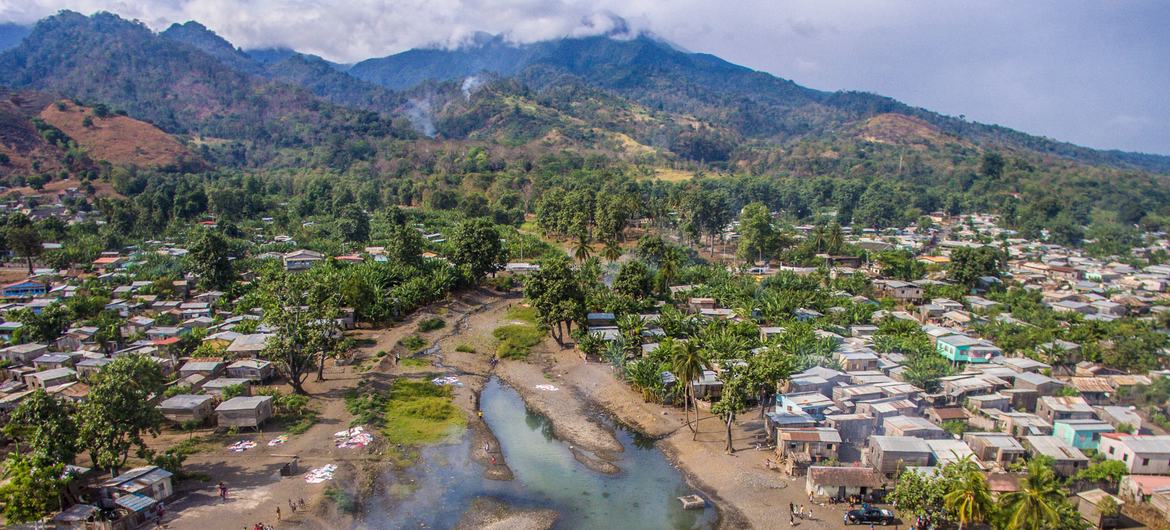 Rio Provaz na cidade de Neves, em São Tomé e Príncipe Rio Provaz na cidade de Neves, em São Tomé e Príncipe