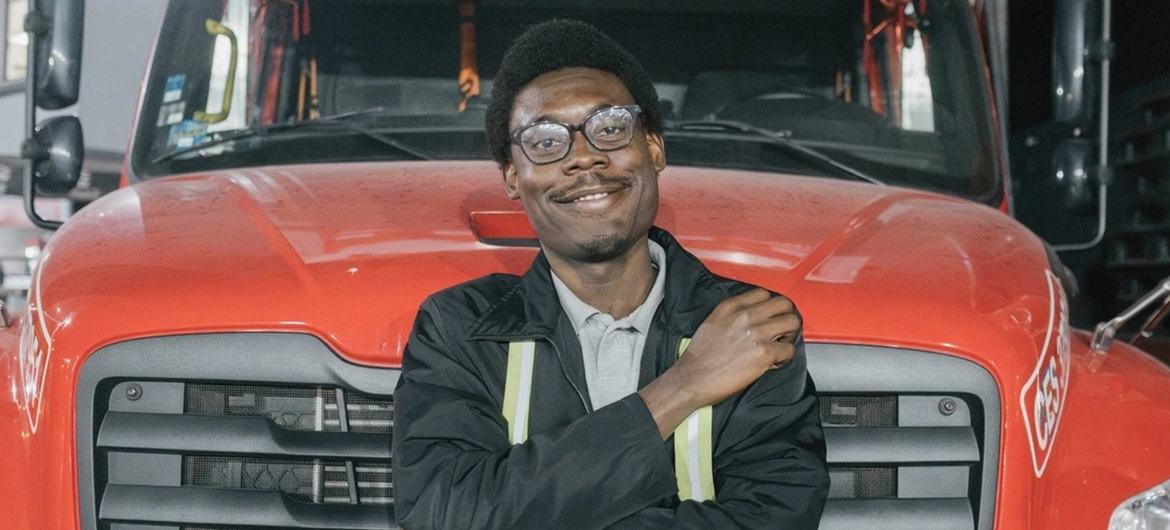 Giovanni Rotschild, un refugiado haitiano, está trabajando como repartidor mientras espera el reconocimiento de su título de enfermero en México.