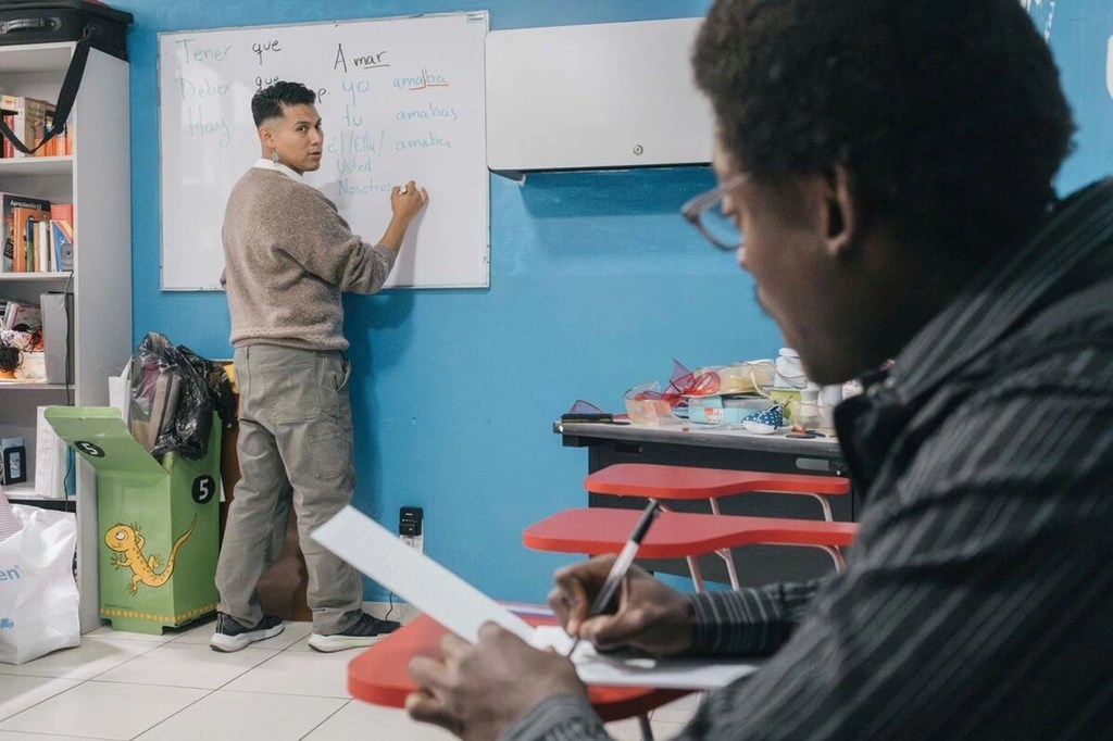 Giovanni durante una de sus clases de español en la organización Sin Fronteras.