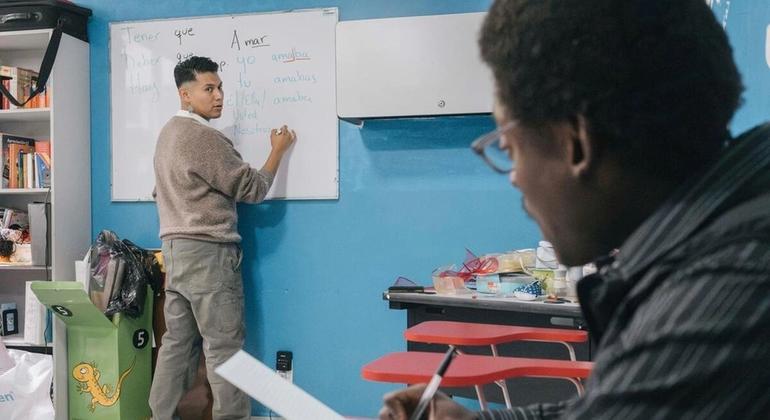 Giovanni durante una de sus clases de español en la organización Sin Fronteras.