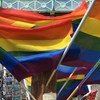 Banderas arco iris en Brighton, Reino Unido.