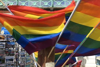 Banderas arco iris en Brighton, Reino Unido.