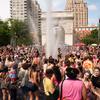 在纽约华盛顿广场公园举行的2023年骄傲游行。