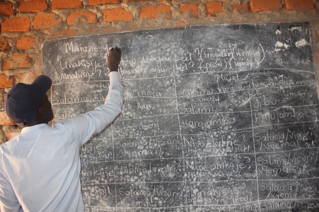 Mwalimu katika shule ya St. Maliko nchini Uganda anaandika ubaoni akiwa na somo la lugha ya Kiswahili.