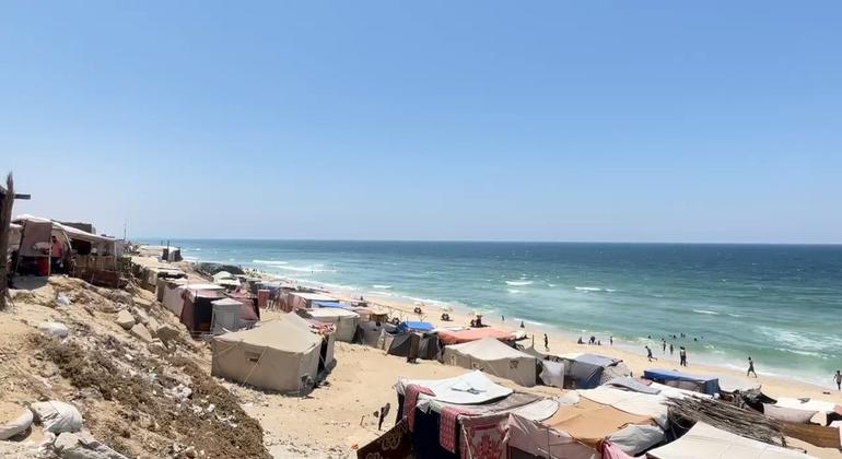 مخيم مؤقت للنازحين في بلدة الزوايدة في وسط غزة.