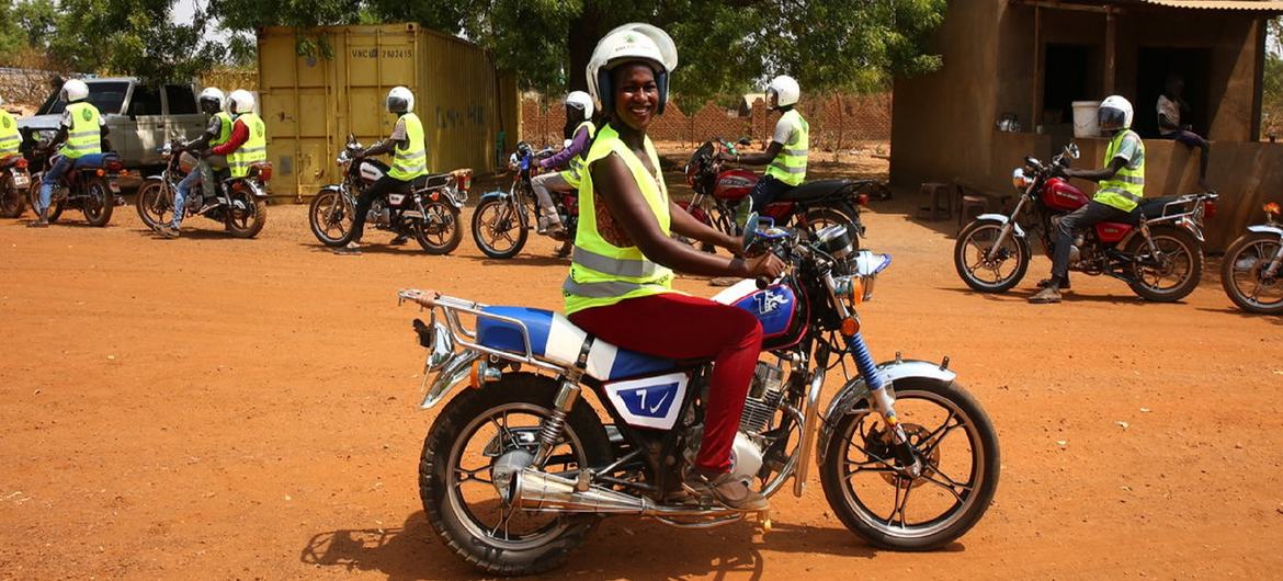 दक्षिण सूडान में मोटरसाइकिल सवार, यूएन-समर्थित एक सड़क सुरक्षा अभियान में हिस्सा ले रहे हैं.