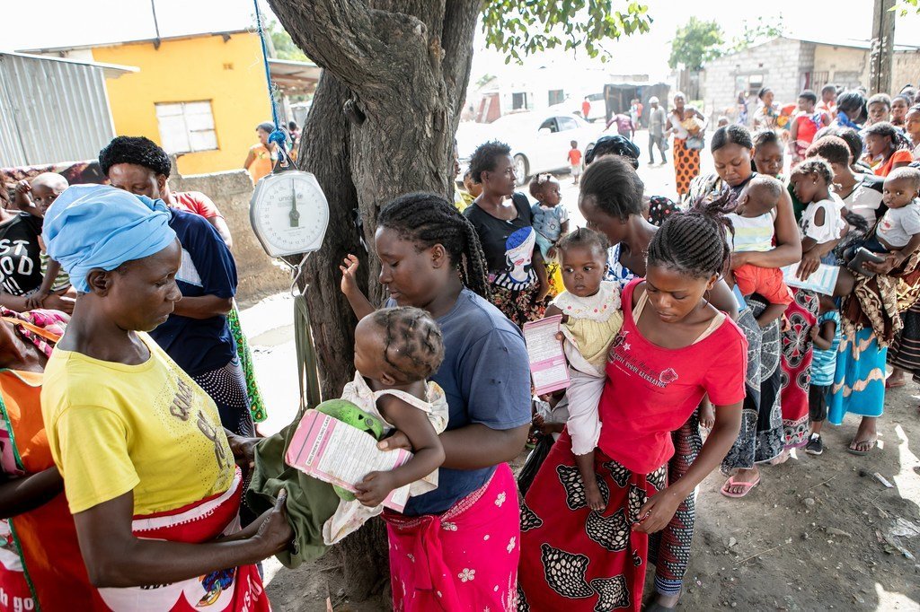 Des femmes pèsent leurs bébés dans une clinique en Zambie (archive).
