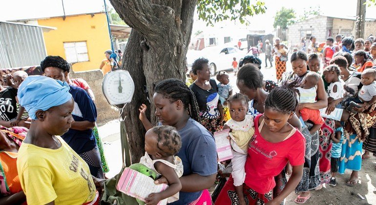 Kadınlar bebeklerini tartıyor ve gerekli aşılarını George Clinic Immunizatin Outreach, George Compound Lusaka Bölgesi'nde yaptırıyor.