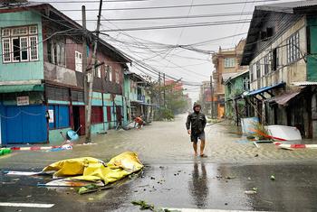 میانمار کی ریاست راخائن میں مقامی لوگ سمندری طوفان سے ہونے والی تباہ کاری کا اندازہ لگا رہے ہیں (فائل فوٹو)۔