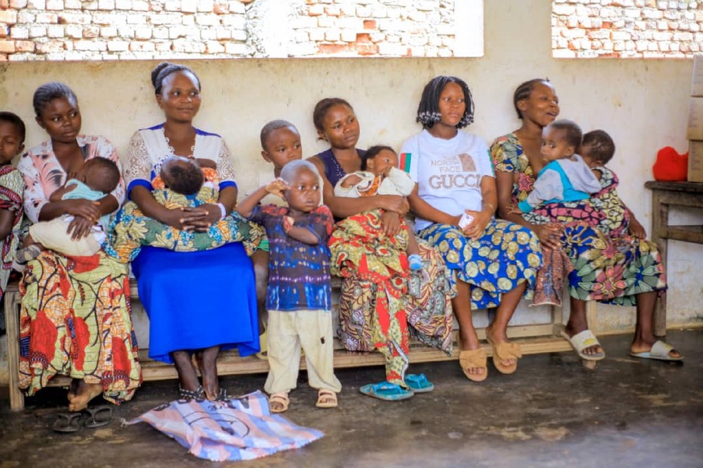Wanawake wajawazito na wanaonyonyesha pamoja na watoto wanafaidika na chakula chenye lishe bora cha WFP ili kukabiliana na utapiamlo. Wako kwenye foleni wakisubiri mgao wa wao chakula wa kila mwezi kwa mwezi wa Agosti 2024. Wanawake wajawazito na wanaonyonyesha pamoja na watoto wanafaidika na chakula chenye lishe bora cha WFP ili kukabiliana na utapiamlo. Wako kwenye foleni wakisubiri mgao wa wao chakula wa kila mwezi kwa mwezi wa Agosti 2024.