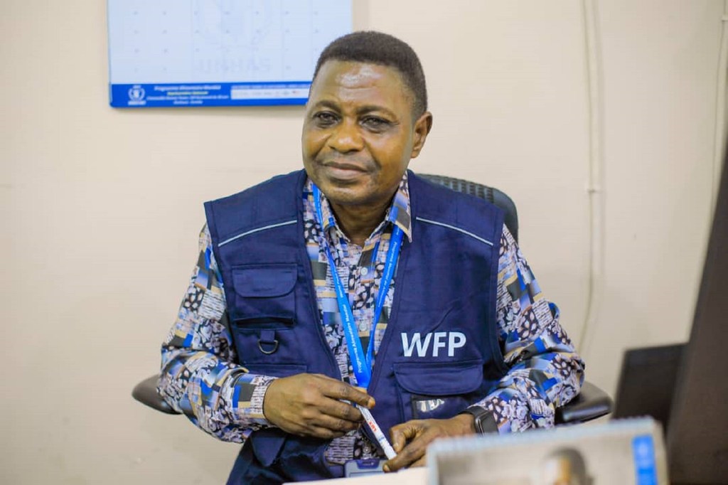 Claude Kalinga, Msemaji na Mkuu wa Mawasiliano na Ushirikishaji wa Jamii katika shirika la Umoja wa Mataifa la Mpango wa Chakula duniani, WFP nchini Jamhuri ya Kidemokrasia ya Congo, DRC ofisi ya mji mkuu, Kinshasa. Yuko Beni, jimboni Kivu Kaskazini kwa … Claude Kalinga, Msemaji na Mkuu wa Mawasiliano na Ushirikishaji wa Jamii katika shirika la Umoja wa Mataifa la Mpango wa Chakula duniani, WFP nchini Jamhuri ya Kidemokrasia ya Congo, DRC ofisi ya mji mkuu, Kinshasa. Yuko Beni, jimboni Kivu Kaskazini kwa …