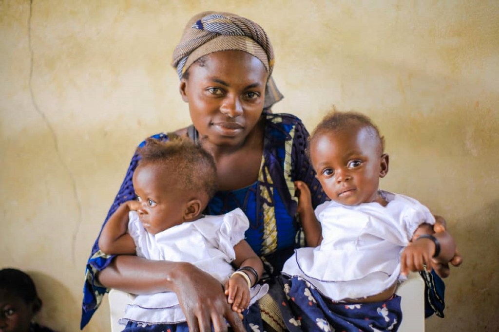 Masika Maombi Françoise, mama wa watoto wanane, mkazi wa Mangina-DRC na mnufaika wa mradi wa lishe wa PAM. Anawashika mkononi watoto wake wawili waliopatikana na utapiamlo. Watoto wake wanafaidika na uji wa karanga kwa ajili ya matibabu yao. Masika Maombi Françoise, mama wa watoto wanane, mkazi wa Mangina-DRC na mnufaika wa mradi wa lishe wa PAM. Anawashika mkononi watoto wake wawili waliopatikana na utapiamlo. Watoto wake wanafaidika na uji wa karanga kwa ajili ya matibabu yao.