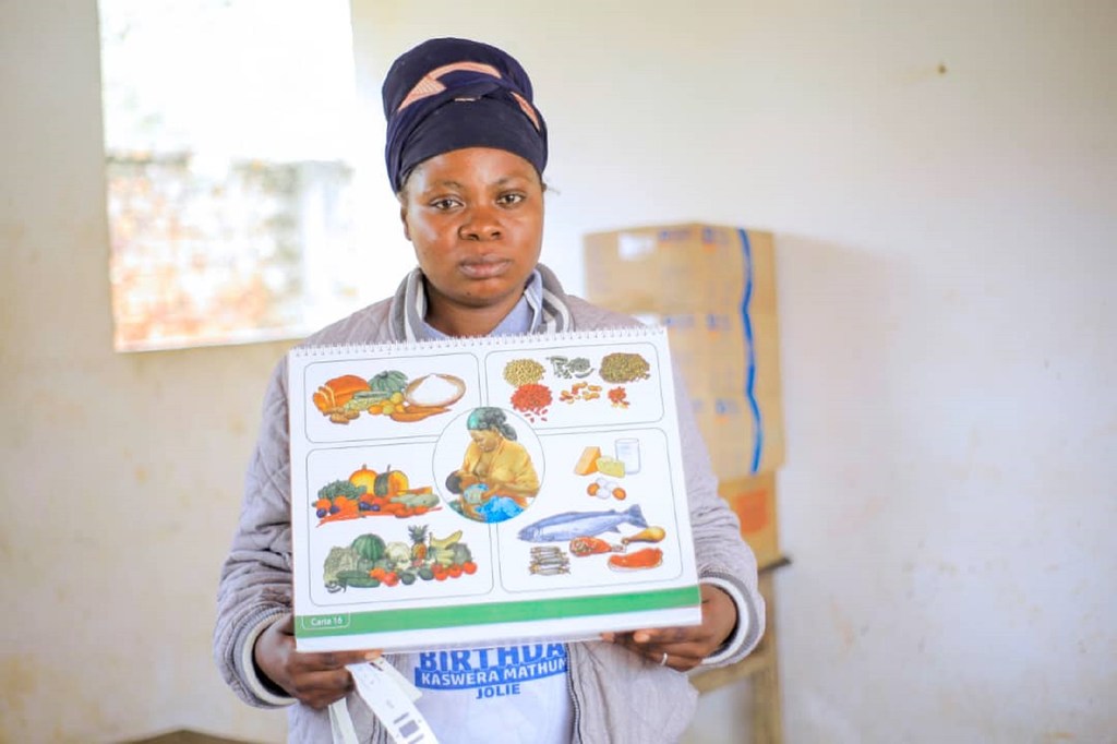 Kaswera Mathumo Jolie, daktari wa watoto na lishe katika kituo cha afya cha Mangina, jimboni Kivu Kaskazini nchini Jamhuri ya Kidemokrasia ya Congo, DRC. Anawajibika na elimu ya afya na lishe kwa wajawazito na wanaonyonyesha. Kaswera Mathumo Jolie, daktari wa watoto na lishe katika kituo cha afya cha Mangina, jimboni Kivu Kaskazini nchini Jamhuri ya Kidemokrasia ya Congo, DRC. Anawajibika na elimu ya afya na lishe kwa wajawazito na wanaonyonyesha.