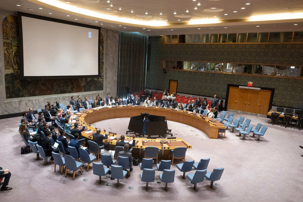 联合国安理会成员在纽约举行会议，围坐在桌旁。