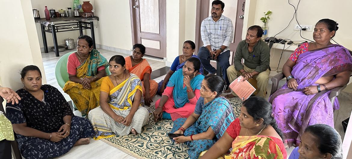 वापस लौटे प्रवासी घरेलू कामगारों की समिति की बैठक.