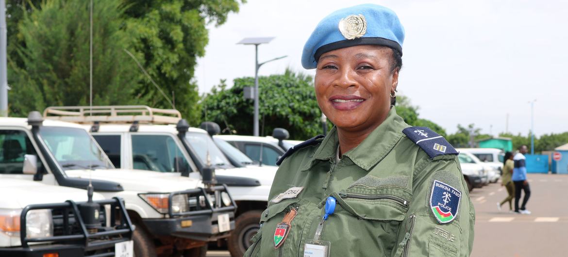 L’adjudant-chef Alizeta Kabore Kinda du Burkina Faso, lors de son déploiement au sein de la Mission multidimensionnelle intégrée des Nations Unies pour la stabilisation au Mali (MINUSMA), est la femme policière de l’année 2022 des Nations Unies.