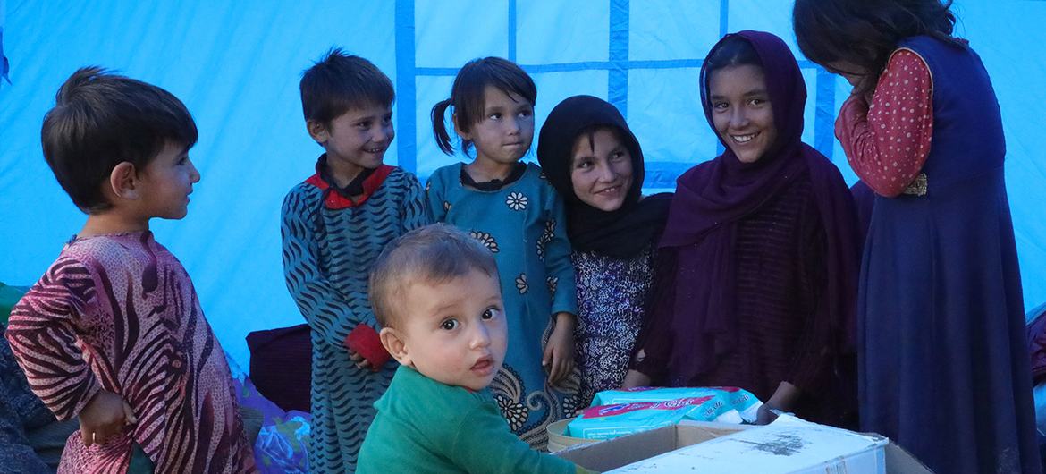 Crianças deslocadas que vivem no distrito de Khoshi, no Afeganistão, recebem kits de higiene.