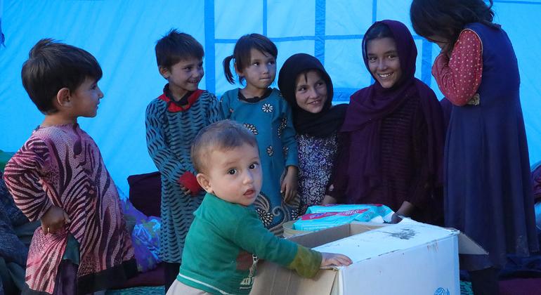 أطفال نازحون يعيشون في منطقة خوشي بأفغانستان يتلقون أطقم مستلزمات النظافة.