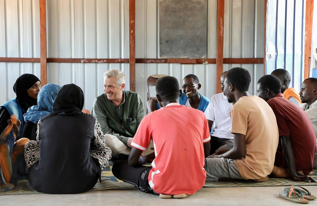 Le chef du HCR, Filippo Grandi, lors d'une rencontre avec un groupe de réfugiés soudanais au Soudan du Sud.