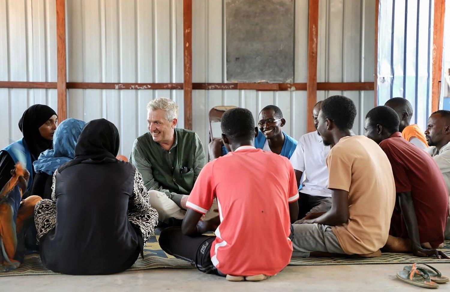 المفوض السامي لشؤون اللاجئين، فيليبو غراندي، يلتقي بمجموعة من اللاجئين السودانيين الشباب في مخيم بأويل، جنوب السودان.