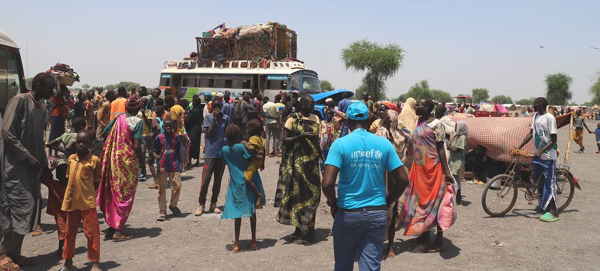مدنيون فروا من النزاع في السودان في موقع عبور في رورياك، ولاية الوحدة، جنوب السودان.