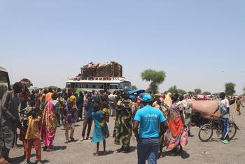 مدنيون فروا من النزاع في السودان في موقع عبور في رورياك، ولاية الوحدة، جنوب السودان.